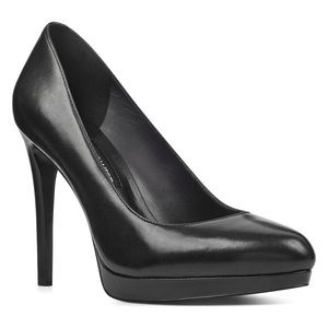 Brand new in box - Nine West black Quabree platform pumps, sz 6